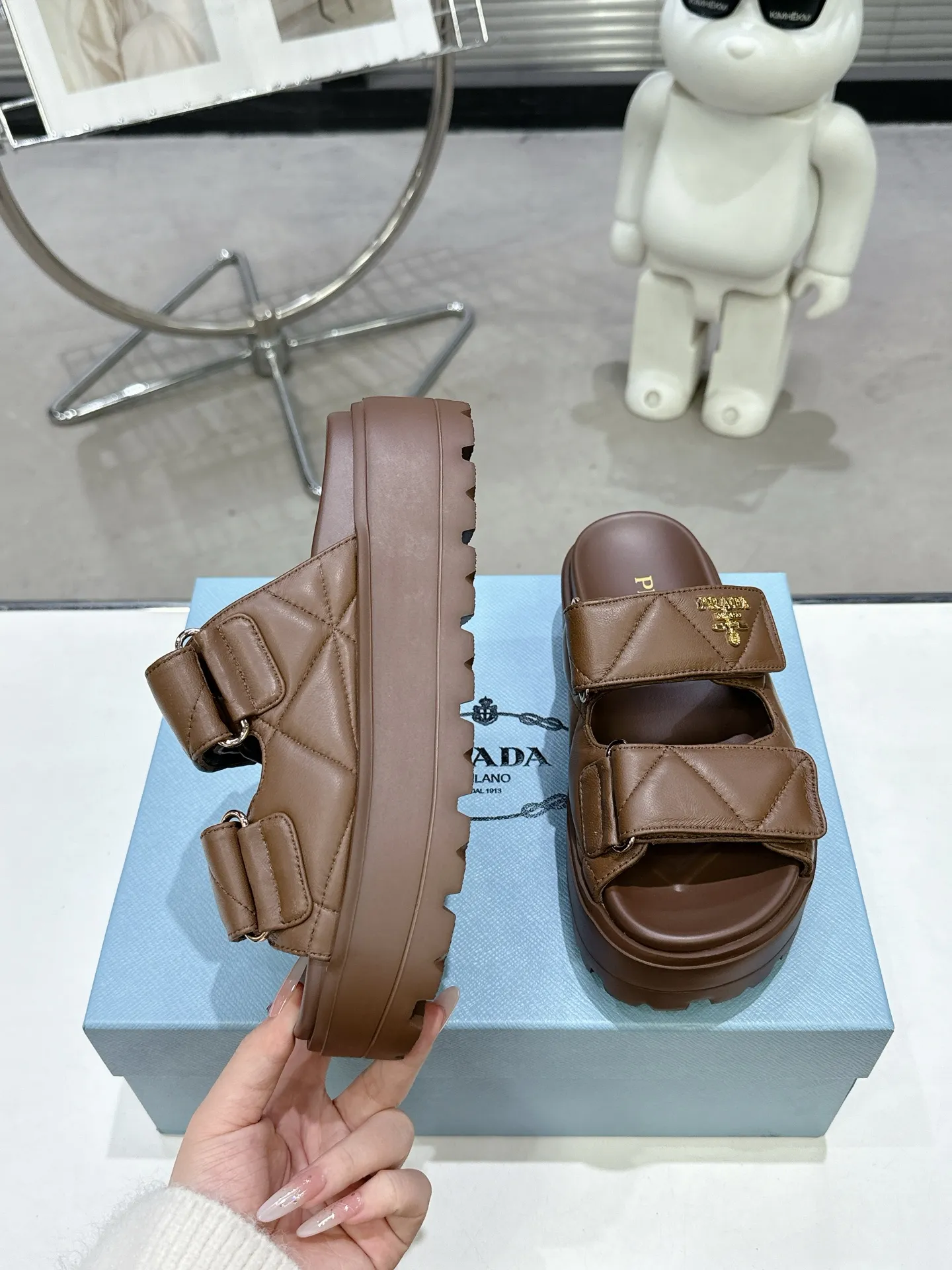👟👟Ex-factory price 440👟👟 PRADA 2025 vs spring and summer popular sandals series... [Thick-soled double-button sandals] Original 1:1 customization, this year's most fashionable and popular retro British style, simple and elegant, all styles are good-looking, platform thick soles make you slimmer and taller, very comfortable, fashionable and versatile... Many Internet celebrities are on their feet. These platform round-toe thick-soled shoes are very popular this year. They can be worn (increased) for both leisure and leisure. ❶Material: Customized imported calf leather ❷Inner: Customized imported sheepskin ❸Outsole: Original molded ultra-light outsole ❹Sole thickness: 5.5cm ❺Number of yards: 35-40 ❻Packaging: Original full set of packaging ☀Color: Official website updated simultaneously